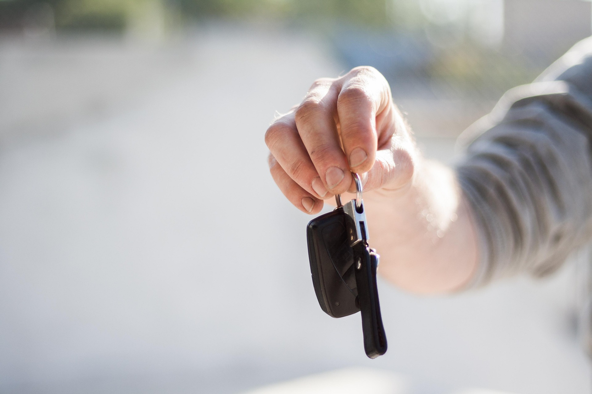 Zadowolony klient odbiera auto